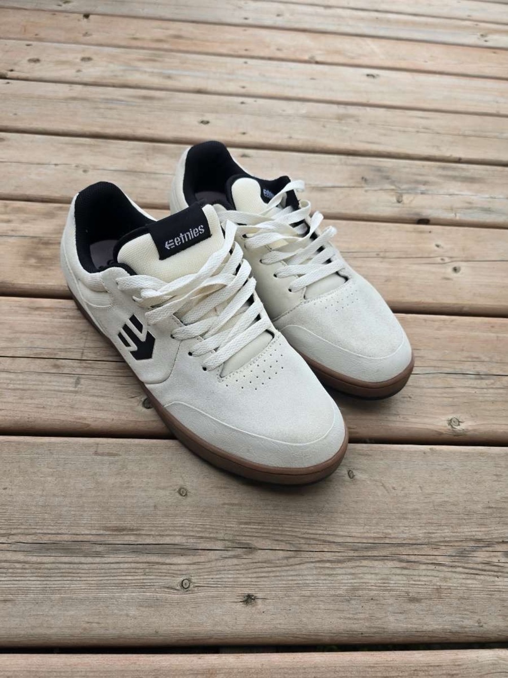 Etnies Men's White Suede Sneakers with Gum Sole
